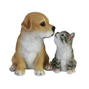 Zittende labrador pup met kitten